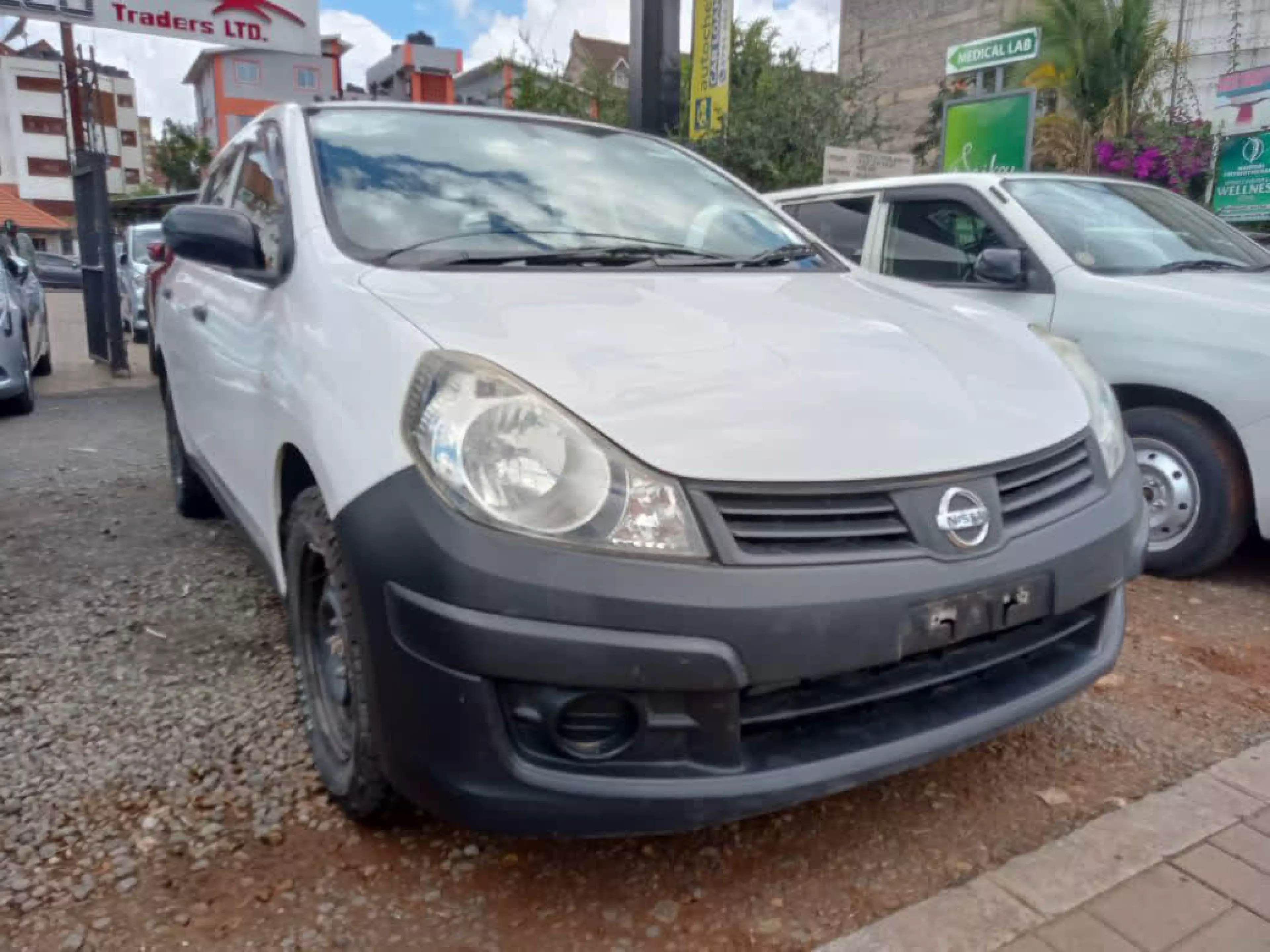 Nissan Advan  - 2015