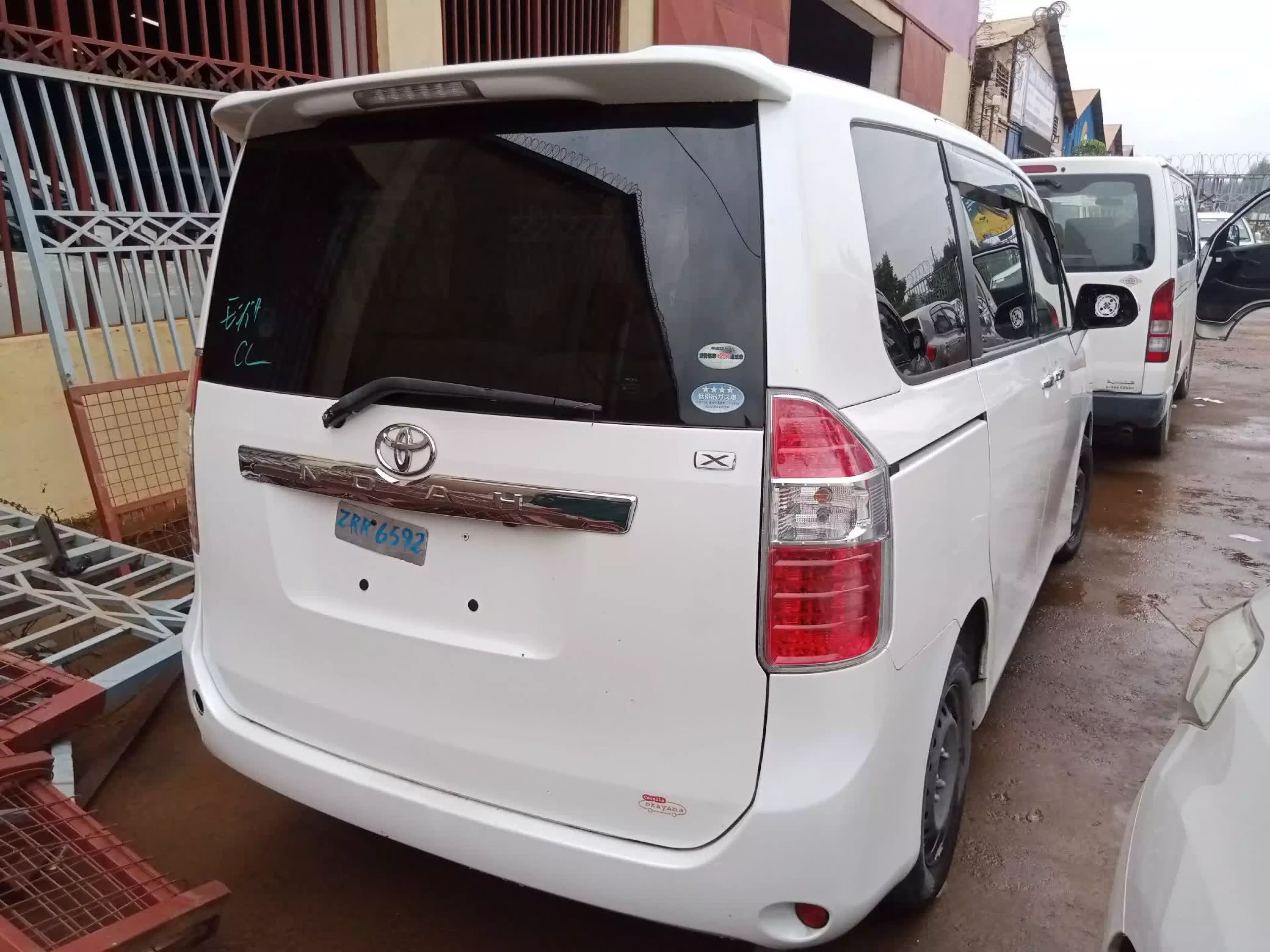 Toyota Noah   - 2009