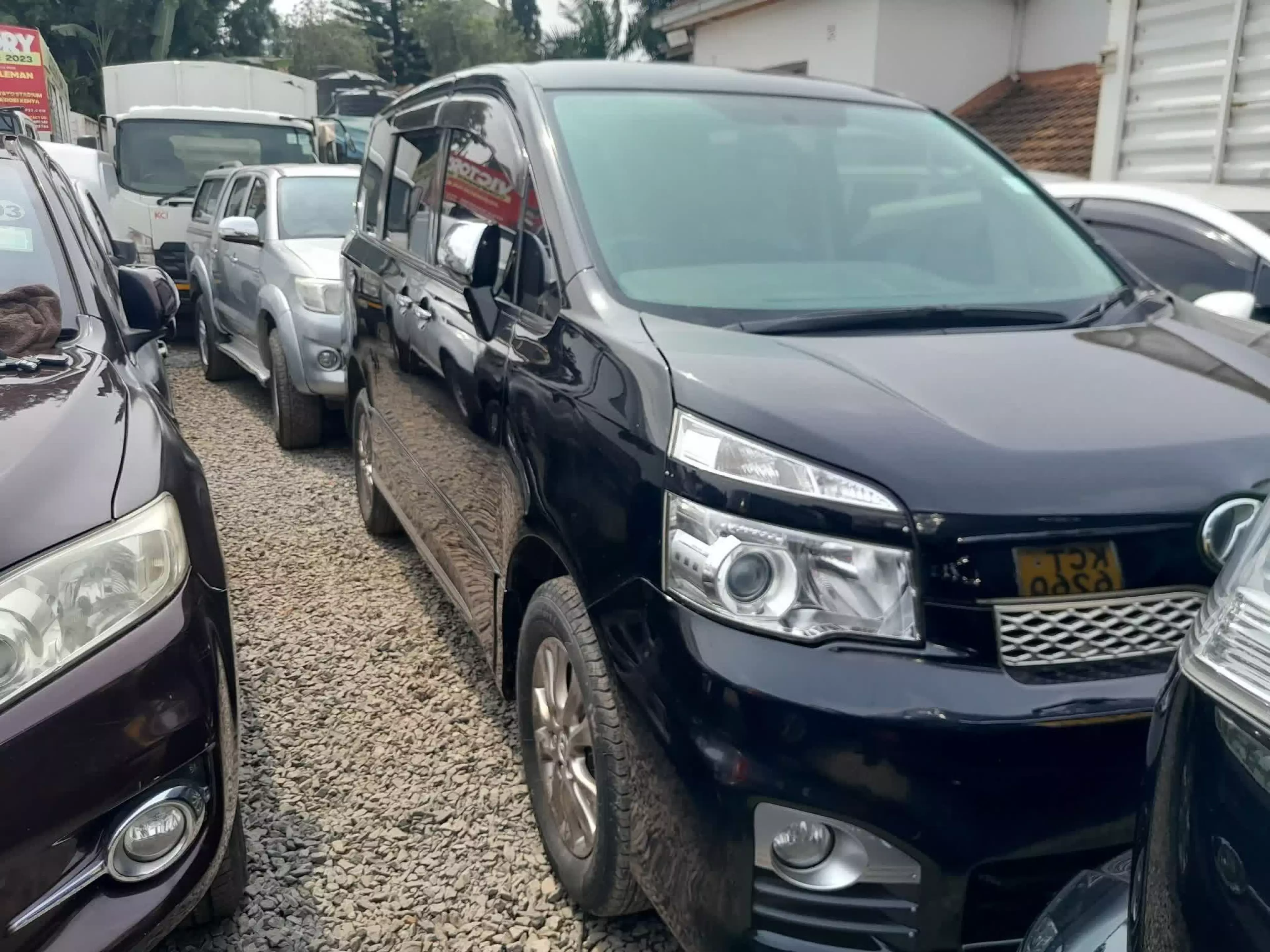 Toyota Voxy  - 2013