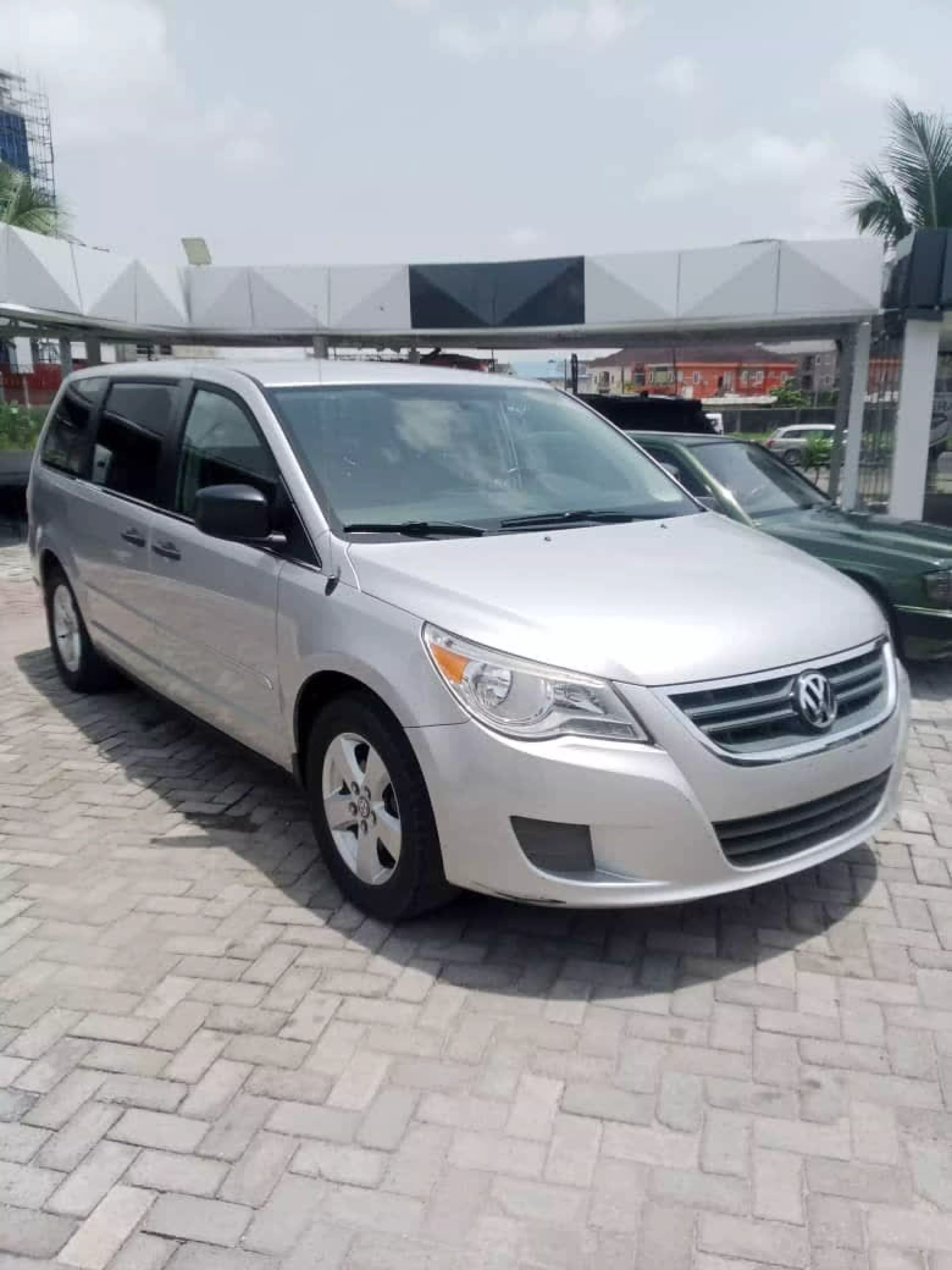 Volkswagen Routan - 2012