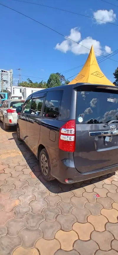 Toyota Noah   - 2011