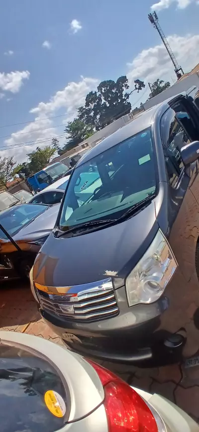 Toyota Noah   - 2011