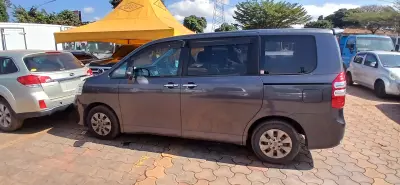 Toyota Noah   - 2011