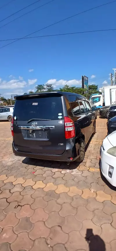 Toyota Noah   - 2011