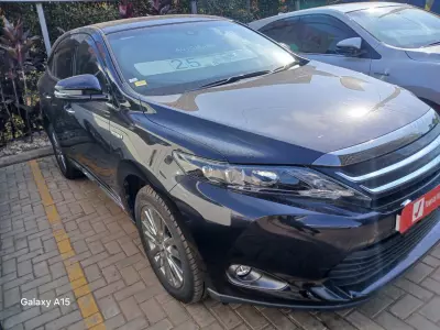 Toyota Harrier hybrid    - 2016