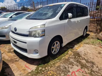 Toyota Voxy    - 2011