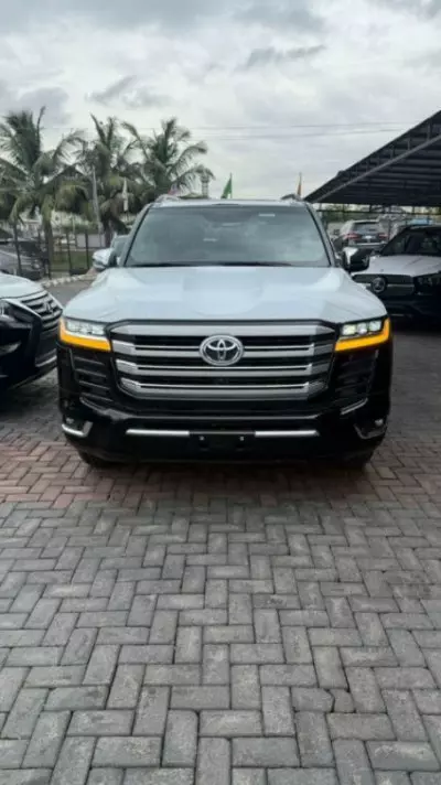 Toyota Land Cruiser VXR V8