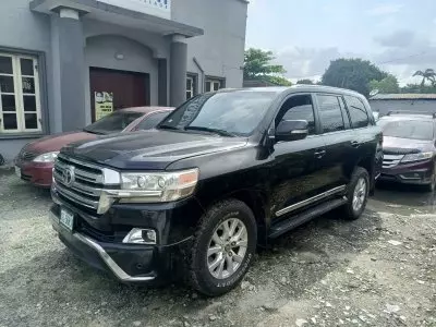 Toyota  Land Cruiser VXR V8
