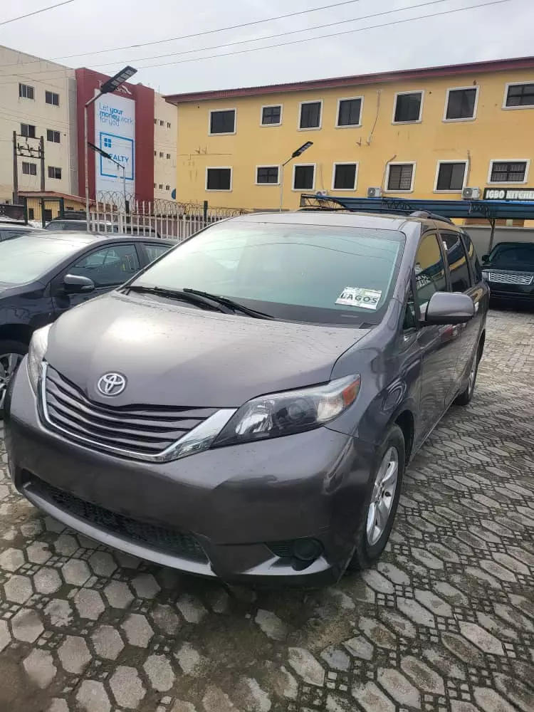 Toyota Sienna   - 2016