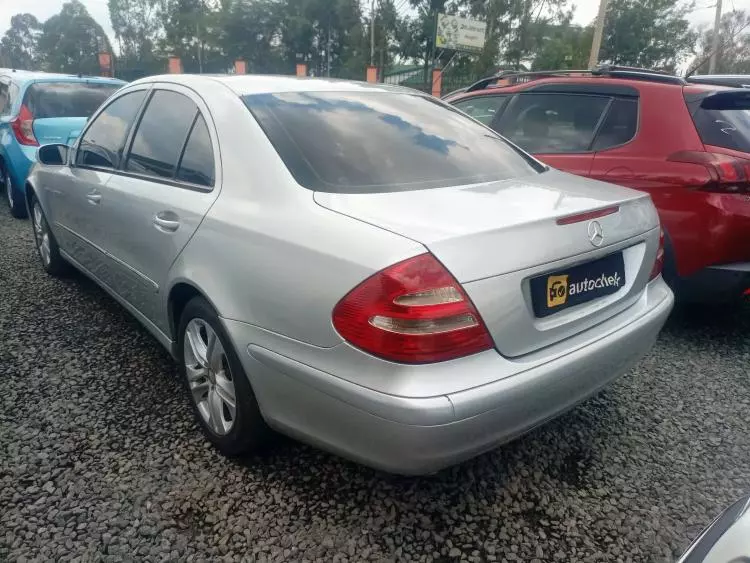 Mercedes-Benz E200