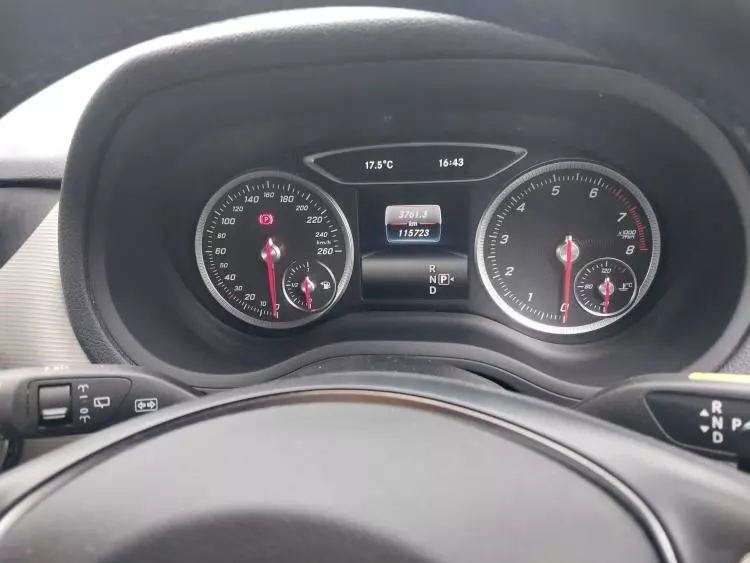 Mercedes-Benz B 180