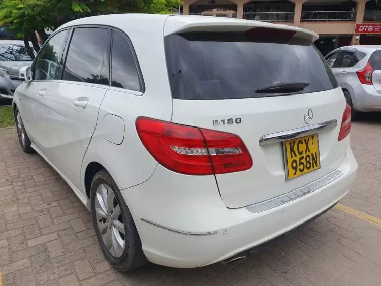 Mercedes-Benz B 180
