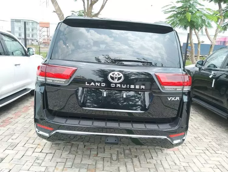 Toyota  Land Cruiser VXR V8