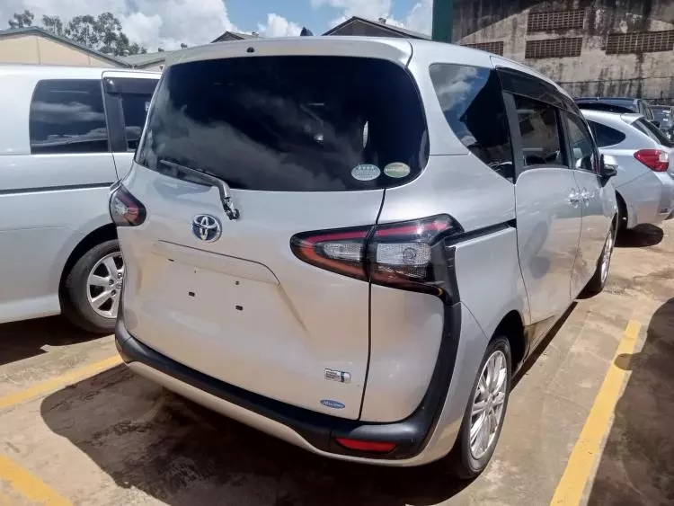 Toyota Sienta Hybrid