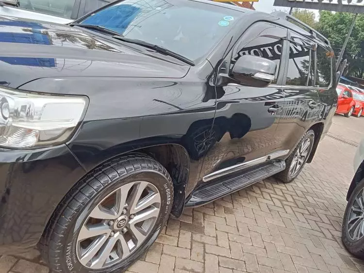 Toyota Land Cruiser V8