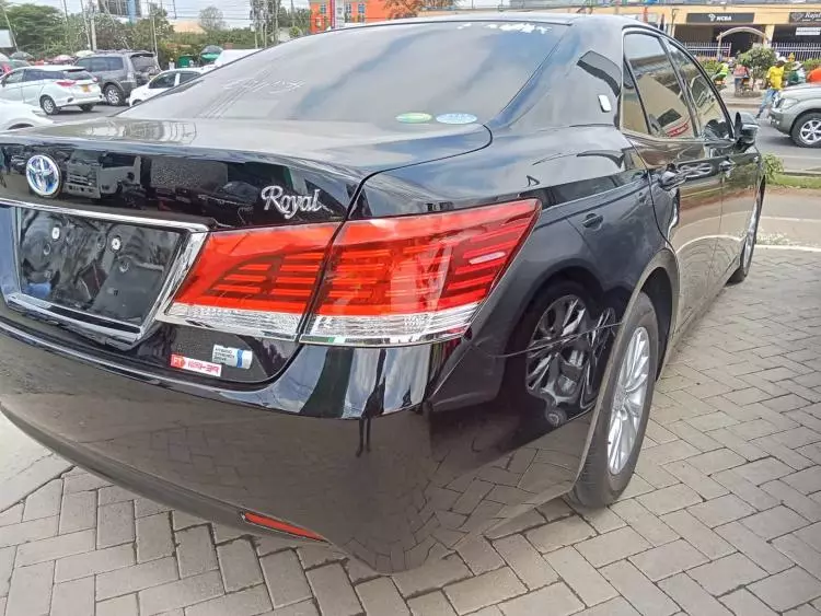 Toyota Crown Royal saloon Hybrid