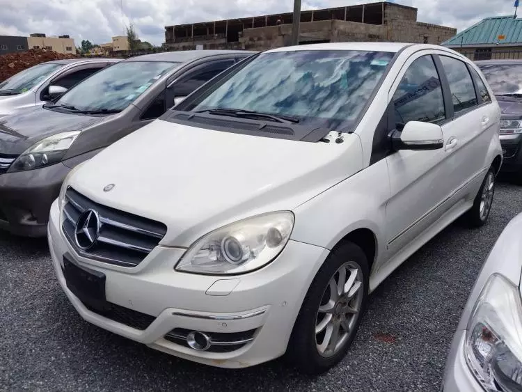Mercedes-Benz B 180