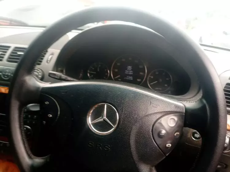 Mercedes-Benz E200