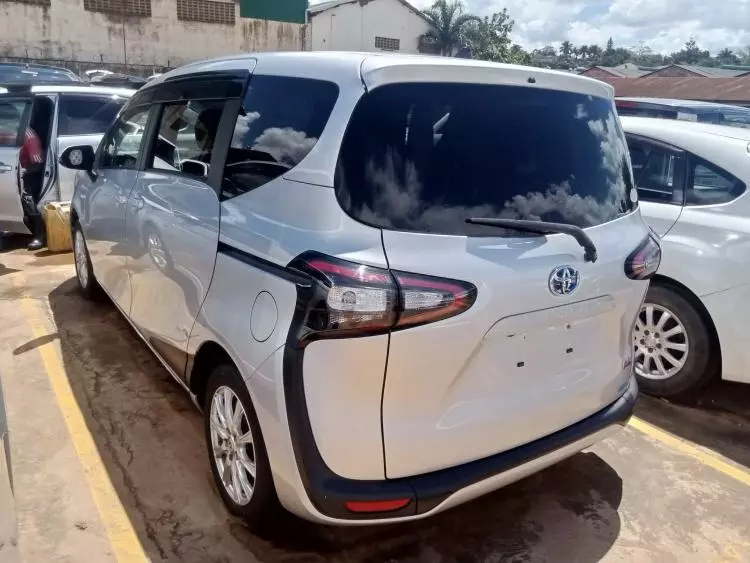 Toyota Sienta Hybrid