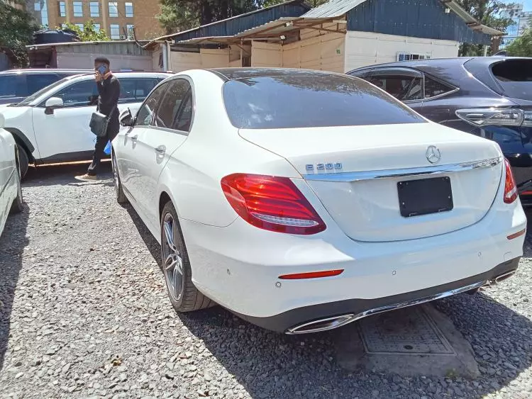 Mercedes-Benz E 200