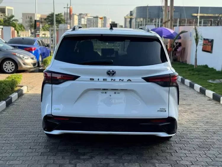Toyota Sienta Hybrid 