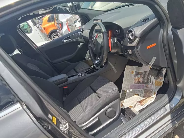 Mercedes-Benz B 180