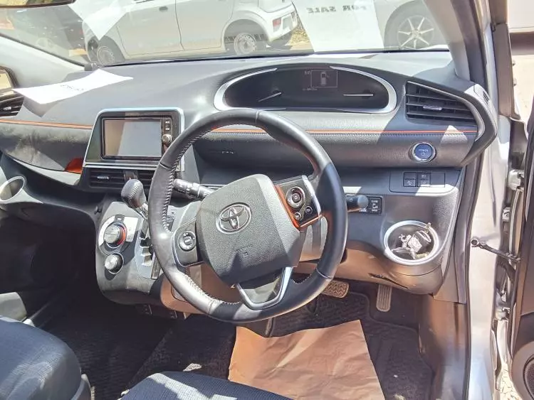Toyota Sienta Hybrid 