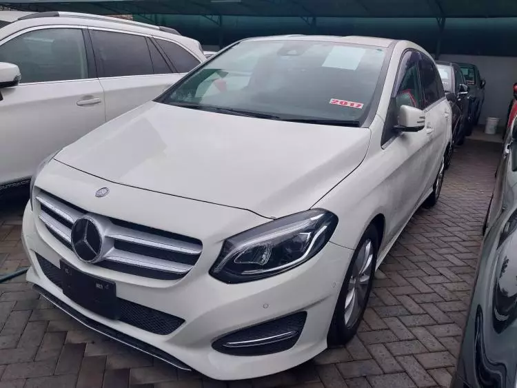 Mercedes-Benz B 180