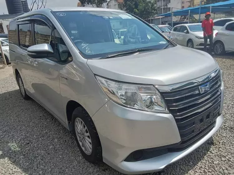 Toyota Noah Hybrid