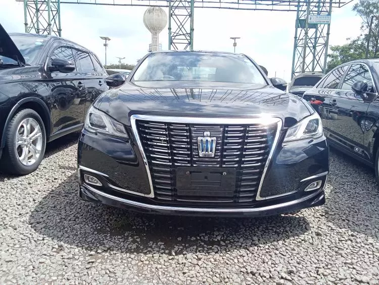 Toyota Crown Royal saloon Hybrid 