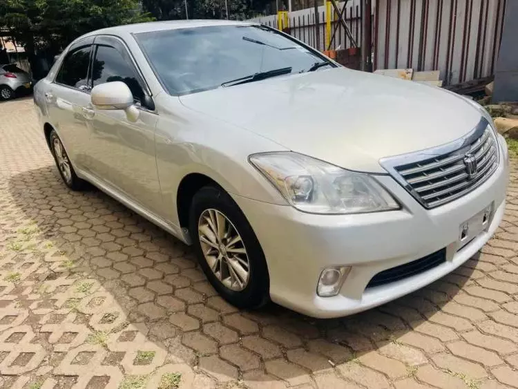 Toyota Crown Royal saloon 