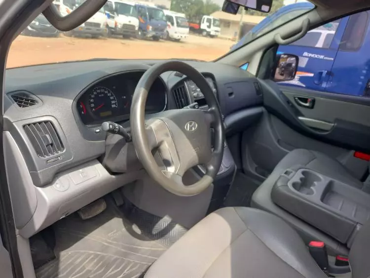 Hyundai H-1 Starex