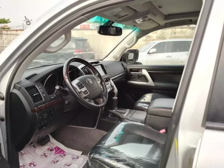 Toyota Land Cruiser V8