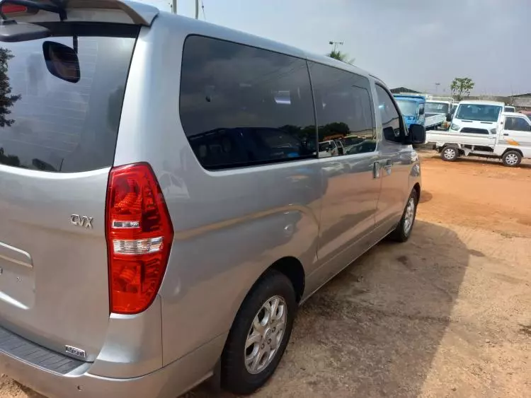 Hyundai H-1 Starex