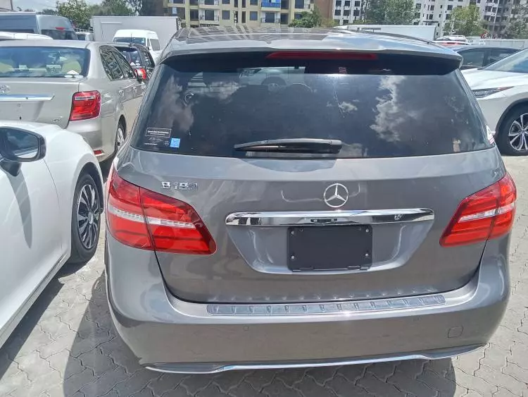 Mercedes-Benz B 180