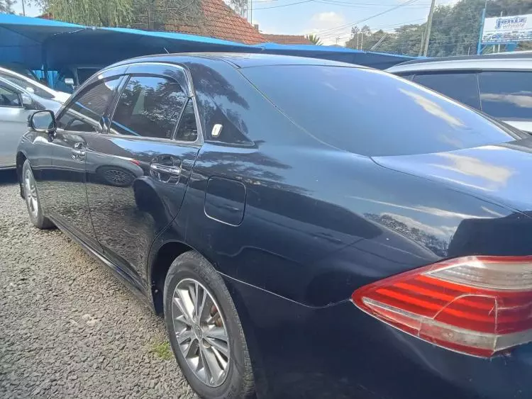 Toyota Crown Royal saloon