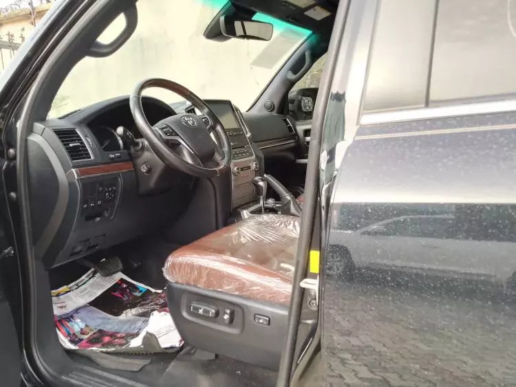 Toyota Land Cruiser V8