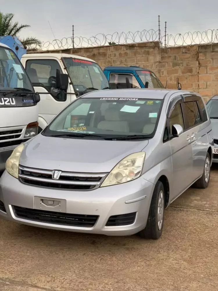 Toyota Isis 