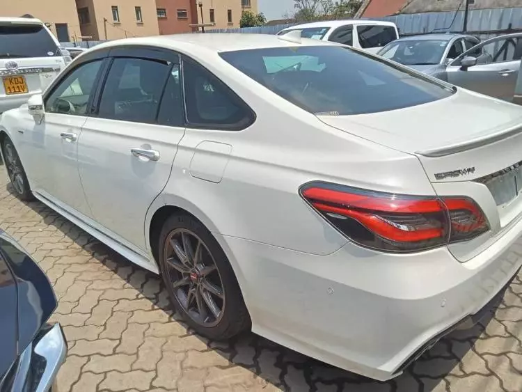 Toyota Crown Royal saloon Hybrid