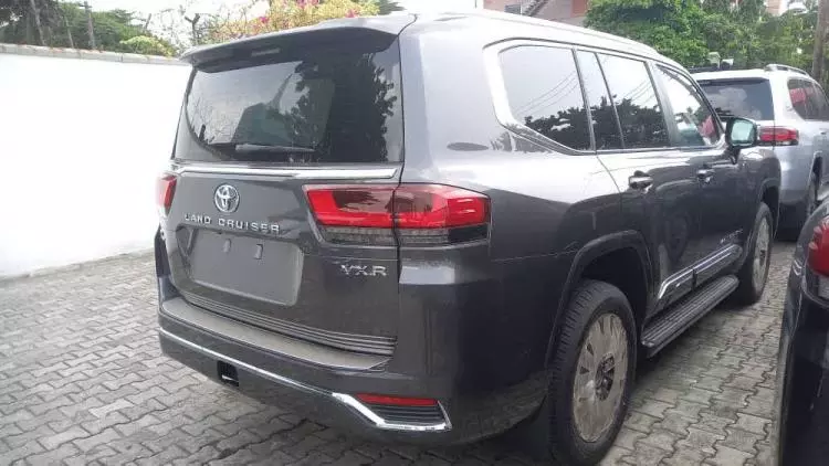 Toyota  Land Cruiser VXR V8