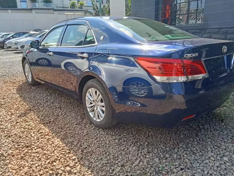 Toyota Crown Royal saloon