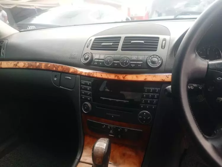 Mercedes-Benz E200