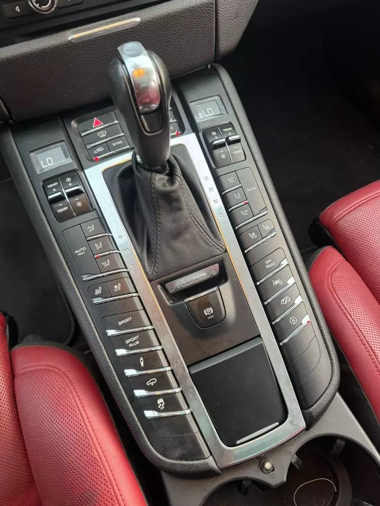 PORSCHE Macan