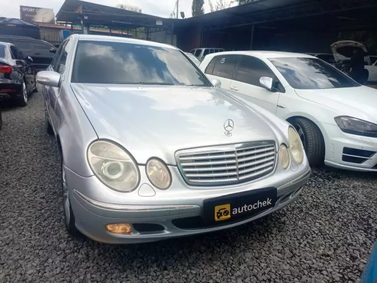 Mercedes-Benz E200