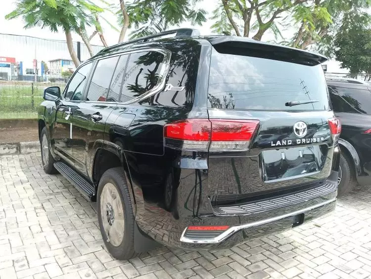 Toyota  Land Cruiser VXR V8