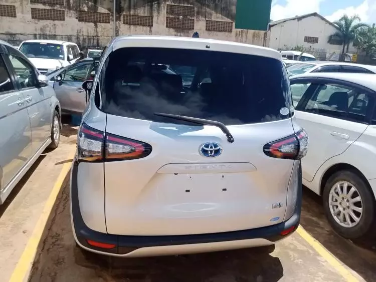 Toyota Sienta Hybrid