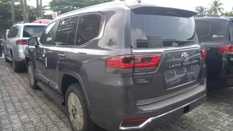 Toyota  Land Cruiser VXR V8