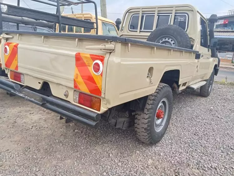 Toyota Land Cruiser 79 Single Cabin