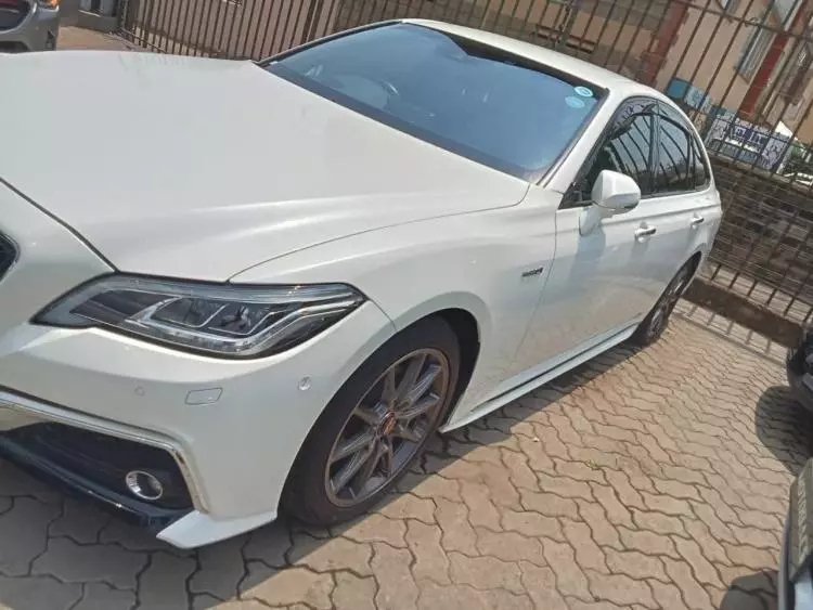 Toyota Crown Royal saloon Hybrid