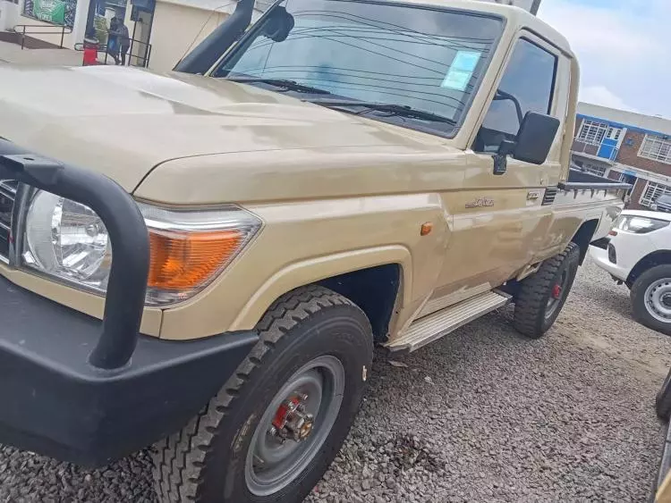 Toyota Land Cruiser 79 Single Cabin